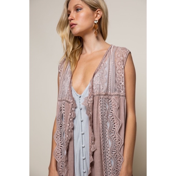 POL Lace Trim Sleeveless Top in Pink and Gray - Picture 2 of 10